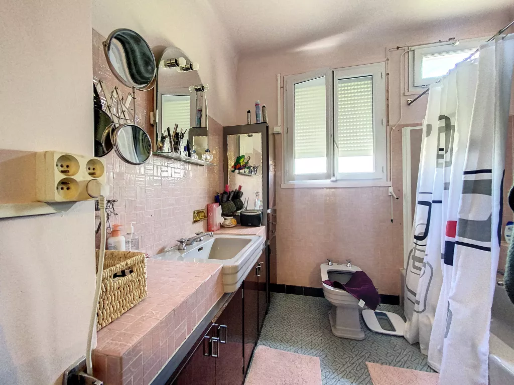 Maison cossue commerces &agrave; pied