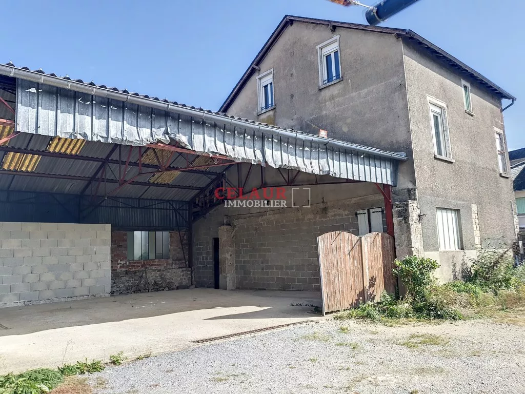 Grande maison avec entrep&ocirc;ts