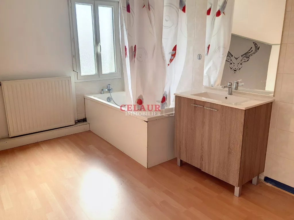 Grande maison avec entrep&ocirc;ts