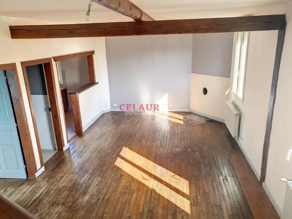 Grande maison avec entrep&ocirc;ts