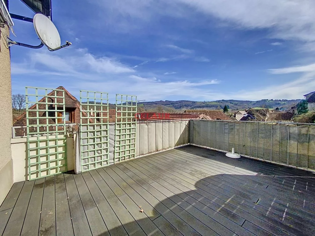 MAISON DE VILLE AVEC TERRASSE ET JARDIN