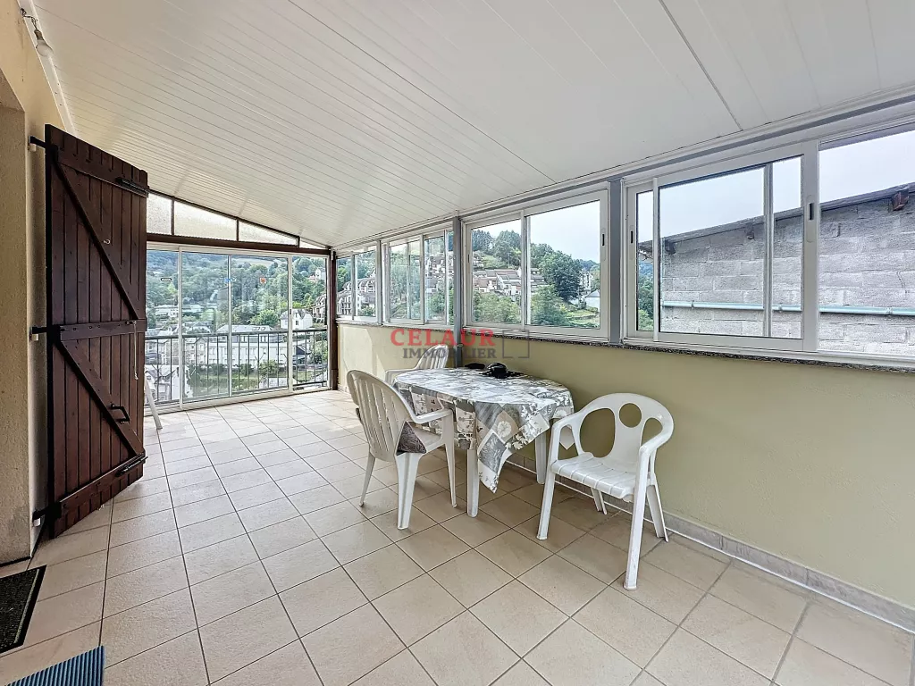 MAISON DE VILLE AVEC QUATRE GARAGES