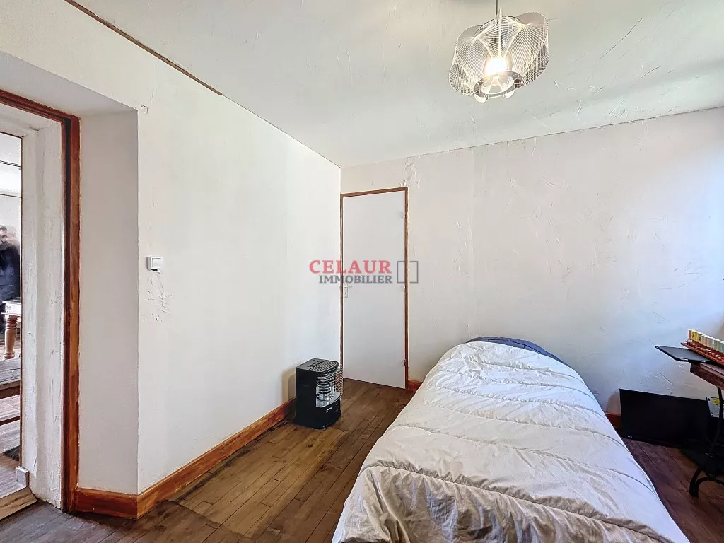 MAISON EN PIERRE R&Eacute;NOV&Eacute;E AVEC GRANGE, HANGARS, BATIMENT DE STOCKAGE ET TERRAIN