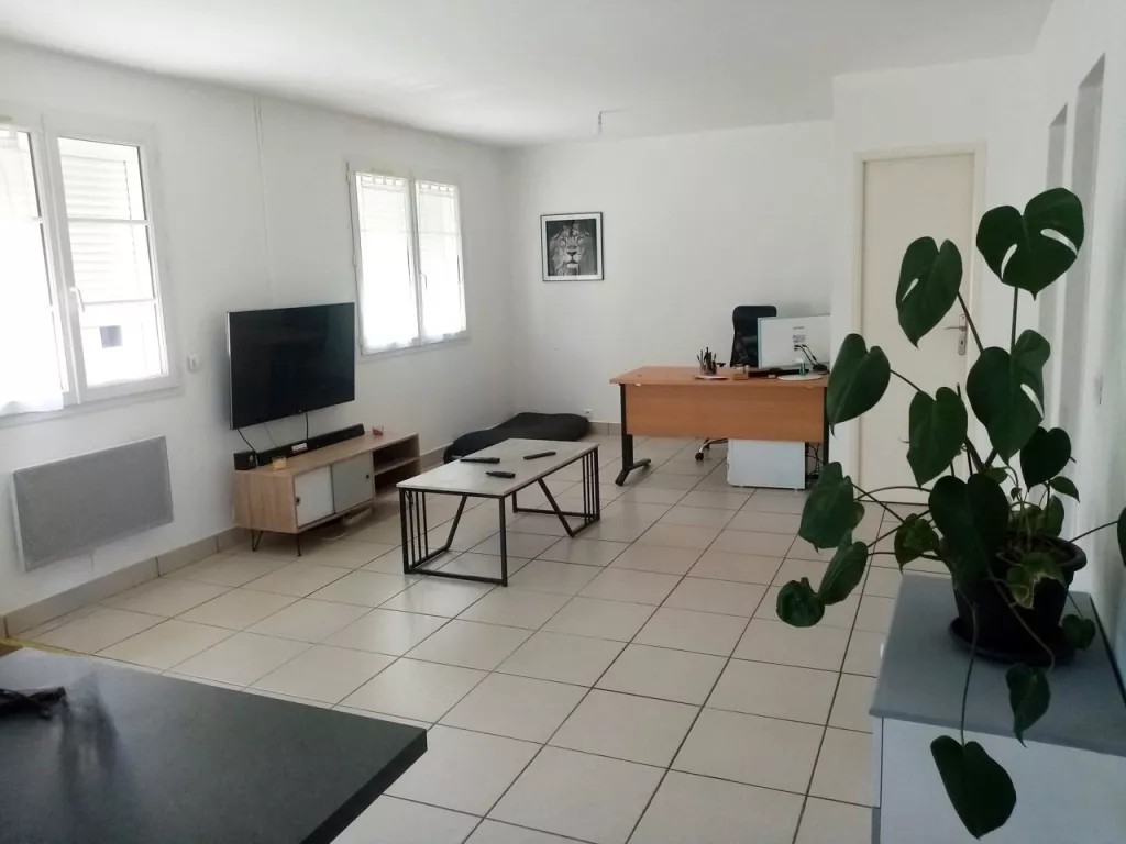 Maison de plain-pied avec jardin