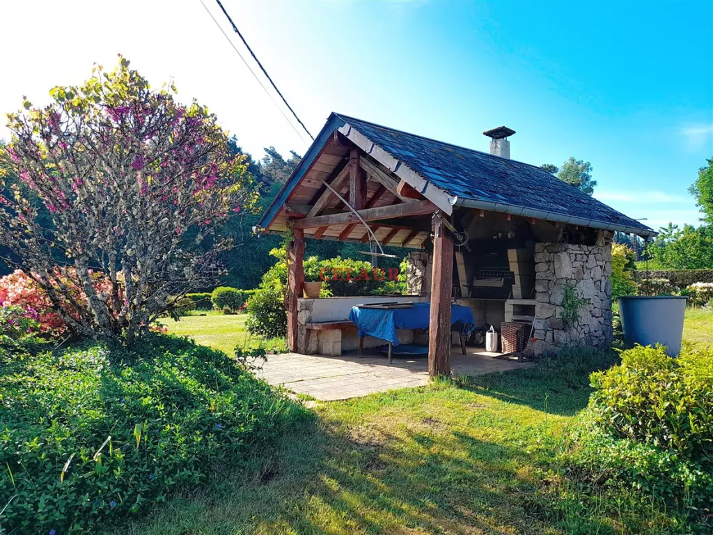 Propri&eacute;t&eacute; avec d&eacute;pendances, travers&eacute;e par une rivi&egrave;re