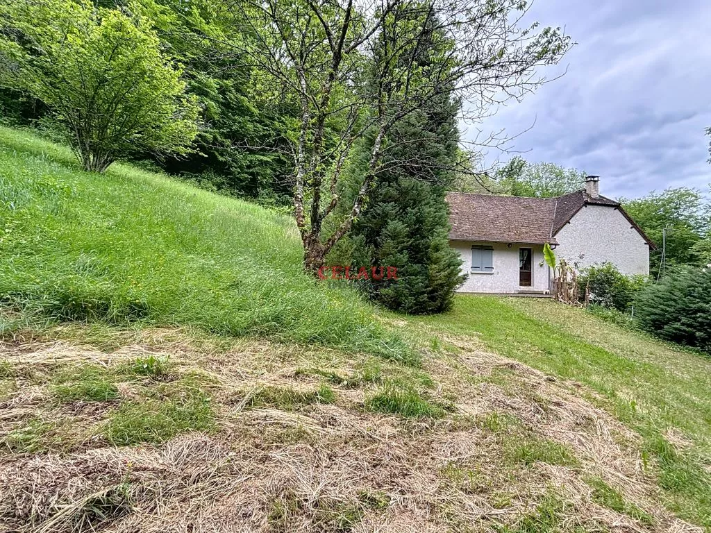 Sans voisins, sur 1 ha de terrain, maison et d&eacute;pendance avec &eacute;tang