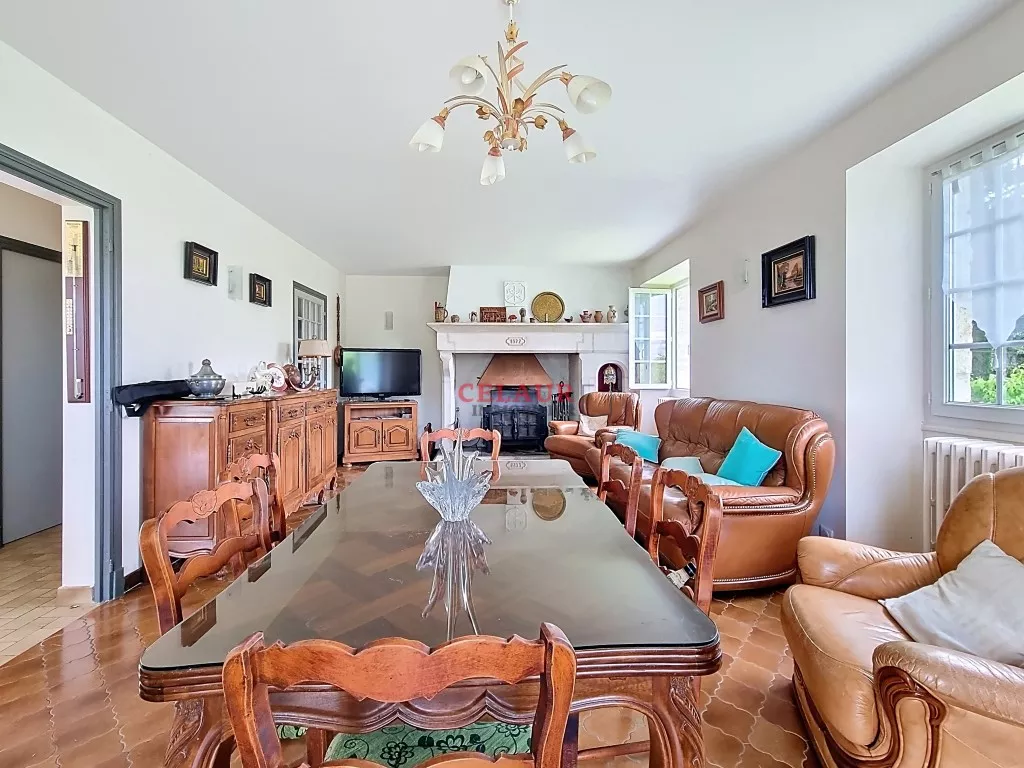 Villa en pierres s&egrave;ches avec vue panoramique .