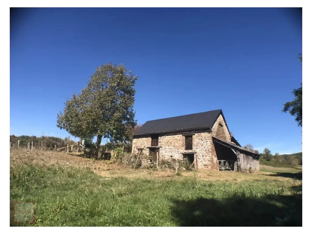 Belle grange sur 1ha 45 en bord d'un petit ruisseau