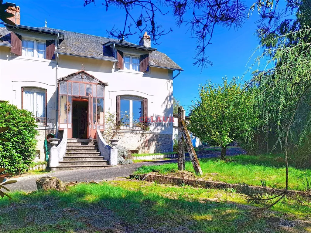 Maison familiale avec d&eacute;pendance et jardin arbor&eacute; et clos.