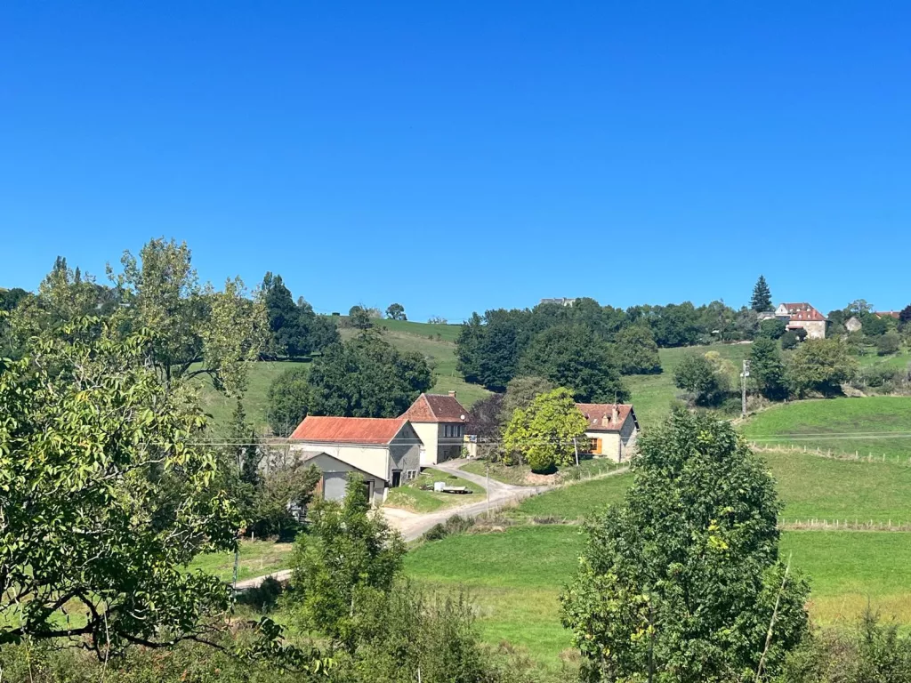 CORPS DE FERME AVEC GITE ET DEPENDANCES SUR 8 HA