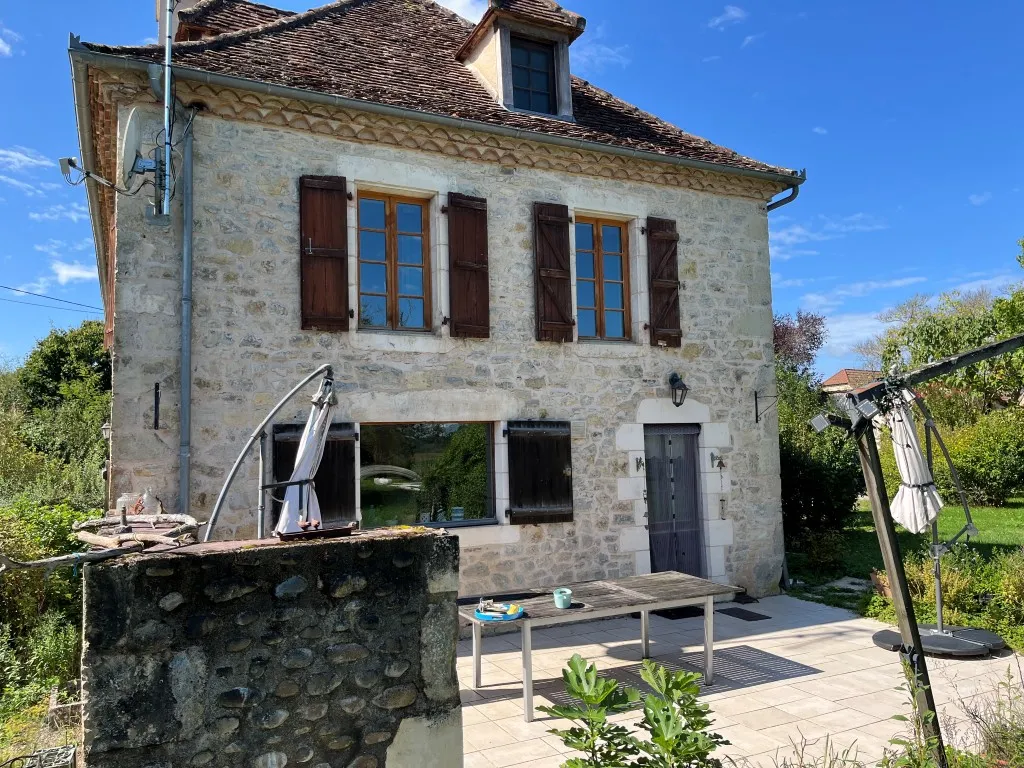 VASTE PROPRIETE EN PIERRE AVEC PISCINE