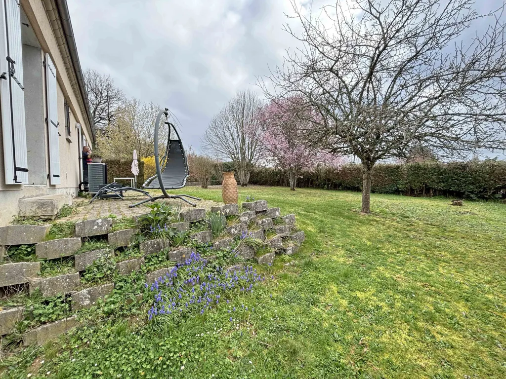 Maison avec garage et jardin