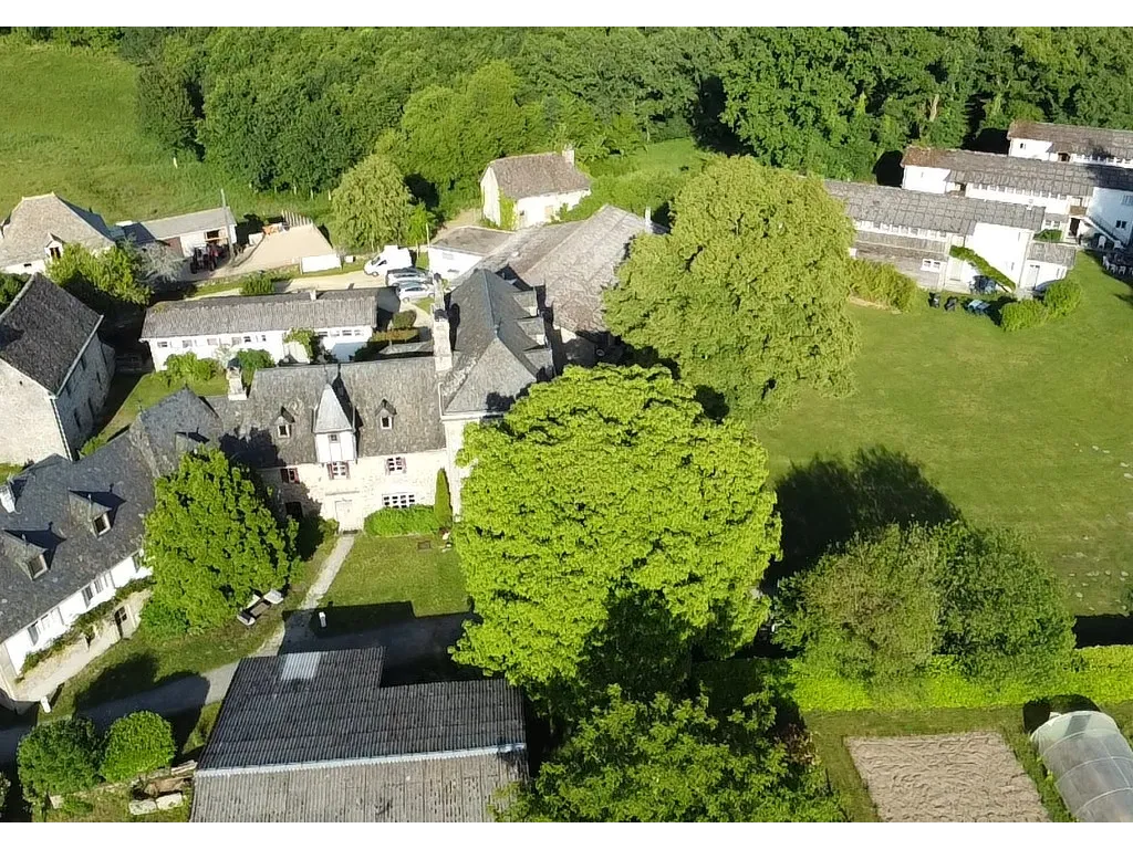 ENSEMBLE IMMOBILIER TOURISTIQUE AVEC FONDS DE COMMERCE SUR 77022m&sup2; DE TERRAIN
