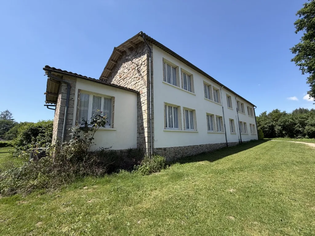 ENSEMBLE IMMOBILIER TOURISTIQUE AVEC FONDS DE COMMERCE SUR 77022m&sup2; DE TERRAIN
