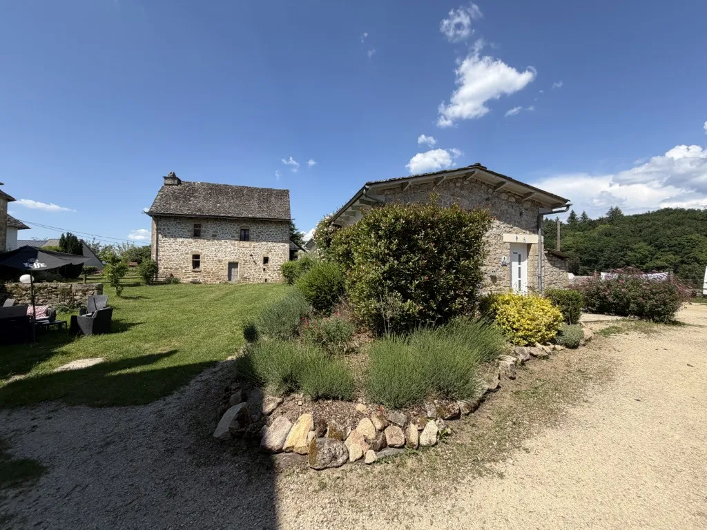 ENSEMBLE IMMOBILIER TOURISTIQUE AVEC FONDS DE COMMERCE SUR 77022m&sup2; DE TERRAIN