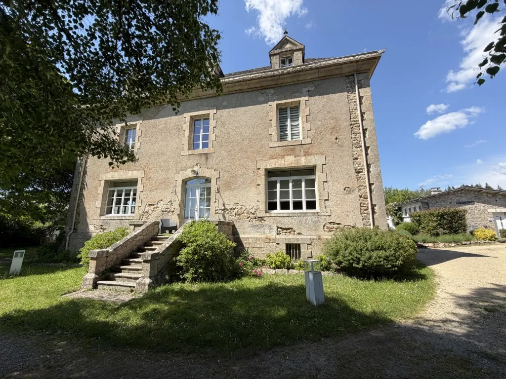 ENSEMBLE IMMOBILIER TOURISTIQUE AVEC FONDS DE COMMERCE SUR 77022m&sup2; DE TERRAIN