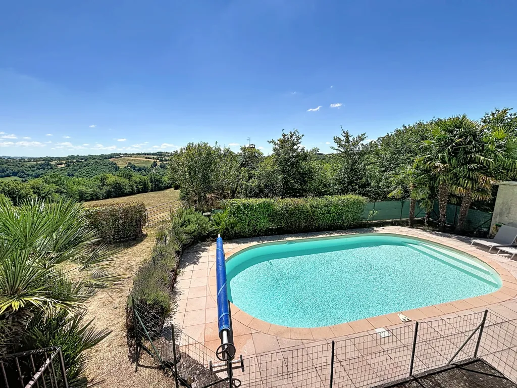 Maison en pierre avec piscine