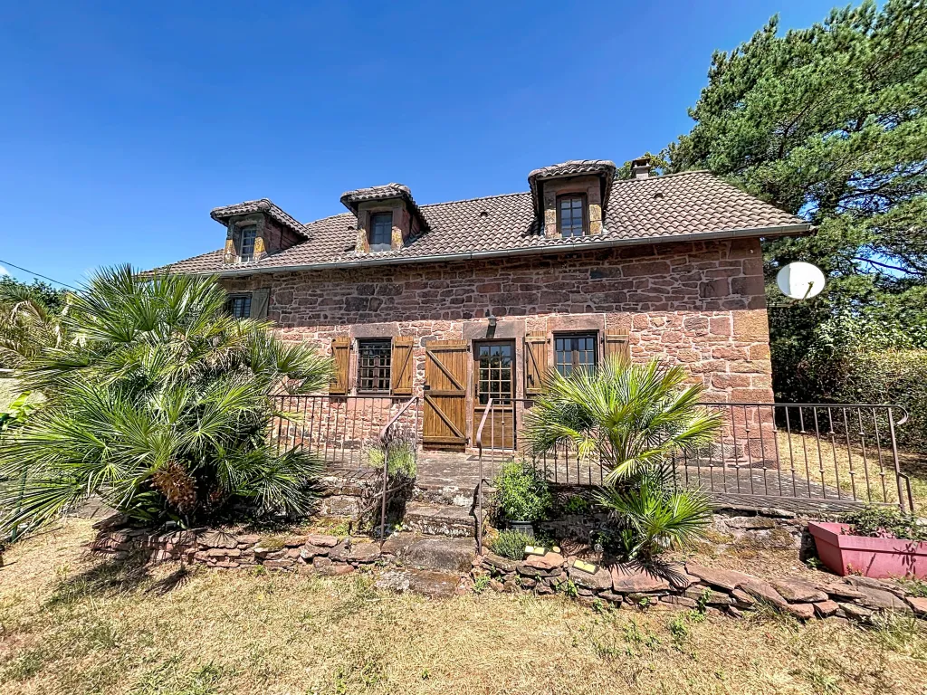Maison en pierre avec piscine