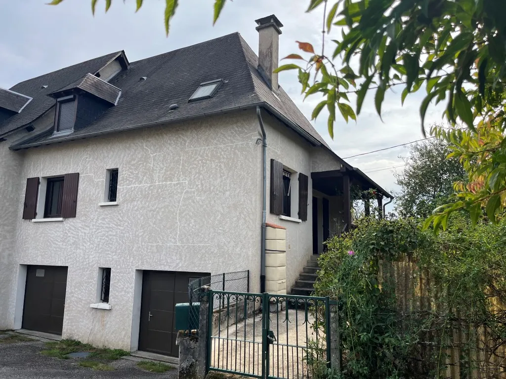 SYMPATHIQUE MAISON DE VILLE...